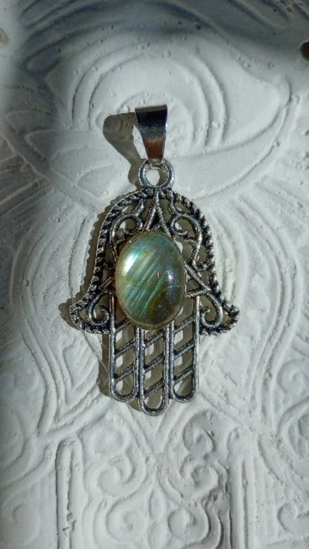 Descubrí la energía que vibra con vos
Dijes con piedras naturales, cada uno con una intención especial: protección, amor, claridad, abundancia y más. Elegí el que resuene con tu corazón y llevá su magia con vos todos los días.  ¿Cuál es tu favorito? Contámelo en los comentarios o escribime para elegir el tuyo.  #piedrasenergeticas #dijesconpiedras #abundancia #protección #amorpropio #energíapositiva #bijouholística #intención #rituales #tiendaholística #surya