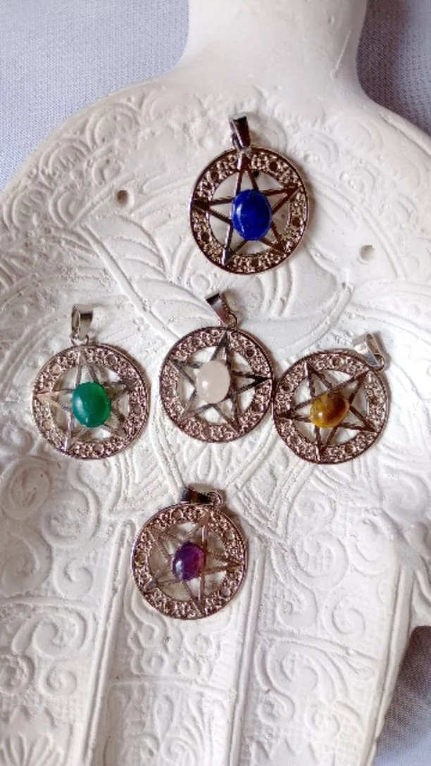 ✨Protección, energía y magia en un solo dije. ✨  Encontrálo en:  www.suryatiendaholistica.com.ar  🪄✨  Elegí el tuyo y conectá con tu esencia
#SuryaAmuletos #PentagramaSagrado #PiedrasConPropósito #MagiaNatural #EnergíaPositiva #PiedrasMágicas #DijesConAlma #RitualDiario #PiedrasQueSanen #AmuletosDePoder #BrujitaModerna #HolísticaVibes #IntenciónConAmor #AmuletosProtectores #CuarzoRosa #LapislázuliPower #AmatistaMágica #OjoDeTigreProtege #ÁgataVerde #BrujaEmpoderada