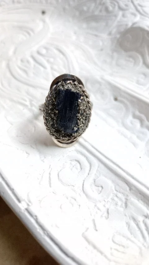 ¿Qué podés encontrar en Surya?
Rituales mágicos ✨, piedras energéticas 💎, mazos de tarot y oráculos intuitivos 🔮, armonía, amor y guía para tu camino espiritual. Cada producto está creado con intención y energía consciente para acompañarte en tu transformación interior.  Seguí tu luz, confiá en tu energía  #surya #productosholisticos #tiendamagica #piedrasenergeticas #ritualesconamor #tarot #oraculo #espiritualidad #armonía #energiafemenina #crecimientopersonal #magia #bienestar #intencion #luzinterior
