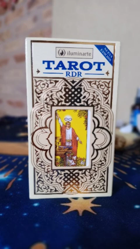El Tarot Rider Waite es un clásico entre clásicos. Fue el primer mazo moderno en tener todas sus cartas ilustradas con escenas, lo que lo convirtió en una herramienta ideal para aprender a leer tarot de forma intuitiva 🔮  Este mazo es perfecto tanto para principiantes como para tarotistas con experiencia. 💛  🛍️ Lo encontrás en nuestra tienda, junto a más oráculos, tarots y herramientas para tu práctica espiritual.  #TarotRiderWaite #TarotParaPrincipiantes #TiendaHolística #ConexiónEspiritual #Oráculos #Arcanos #LecturaDeCartas