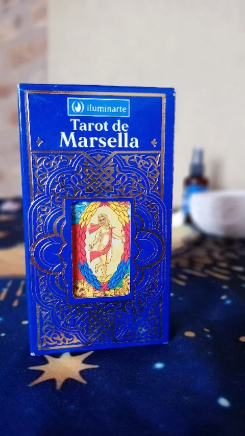 El Tarot de Marsella es uno de los mazos más icónicos del mundo. Sus raíces se remontan al siglo XV, y su simbolismo sigue guiando a quienes buscan respuestas desde lo espiritual y lo intuitivo. ✨  Este mazo de Iluminarte combina tradición con un diseño bello y claro, ideal tanto para quienes recién comienzan como para tarotistas experimentados.  🌿 Lo encontrás en nuestra tienda holística junto a otras herramientas para tu camino interior.  #TarotDeMarsella #TarotIluminarte #TiendaHolística #TarotConPropósito #Arcanos #ConexiónEspiritual #Intuición