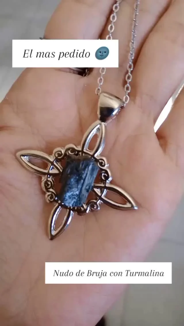 El nudo de bruja, también conocido como nudo mágico, es un antiguo símbolo de protección utilizado para sellar intenciones, ahuyentar energías negativas y resguardar el espacio. Su forma entrelazada representa la conexión entre los elementos, el ciclo de la vida y la fuerza de la sabiduría ancestral.  Acompañado por la turmalina negra, piedra poderosa de limpieza y enraizamiento, este amuleto se convierte en un escudo energético. La turmalina absorbe y transmuta la negatividad, creando un campo protector a tu alrededor.  Un amuleto ideal para quienes buscan armonía, protección y fortaleza en su día a día.  ¿Sentís que necesitás un poco de resguardo energético? Este nudo puede ser tu aliado.